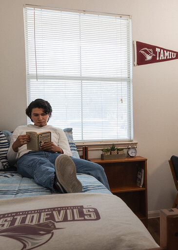 Gallery Slider Dorm Student Reading