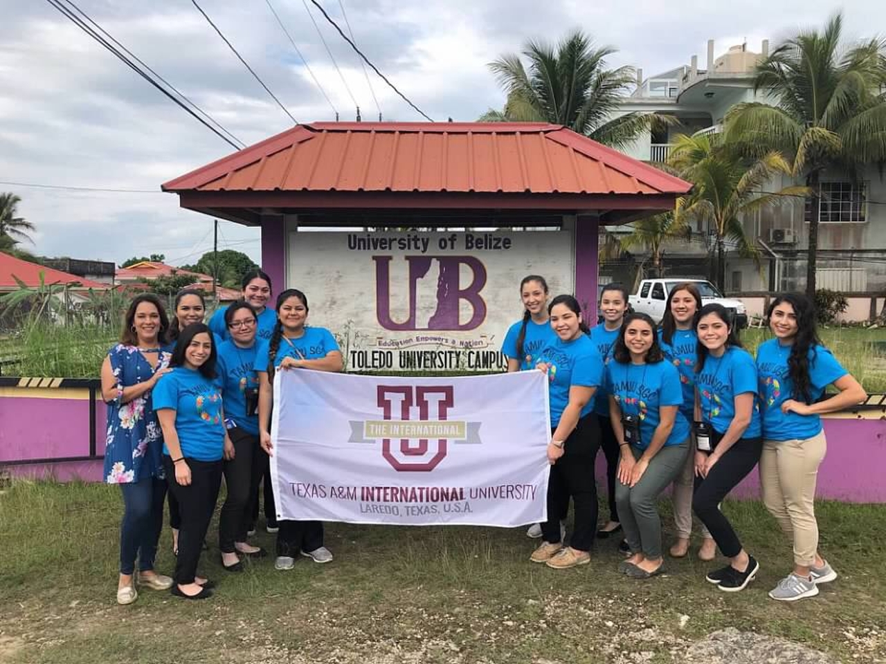 TAMIU Students in Belize