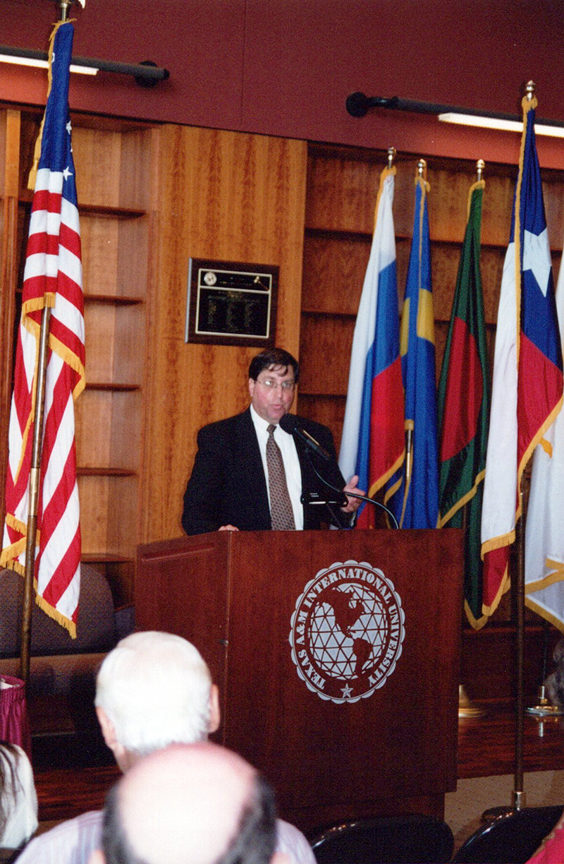 Dr. Carlos Cuellar