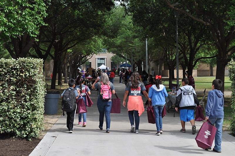 Families at Discover TAMIU 2018