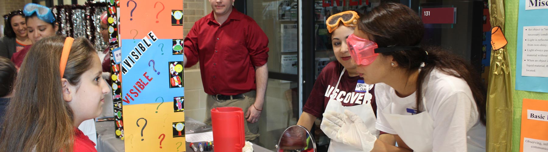 Discover TAMIU 2017 activity with science projects