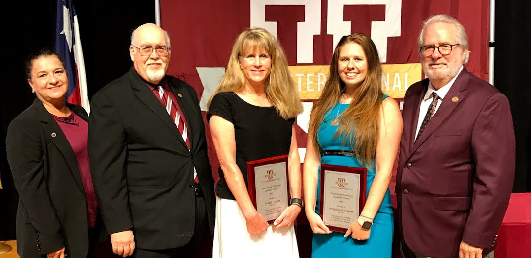 Drs. Landry and Jorgensen receiving Instructional Technology Excellence Award