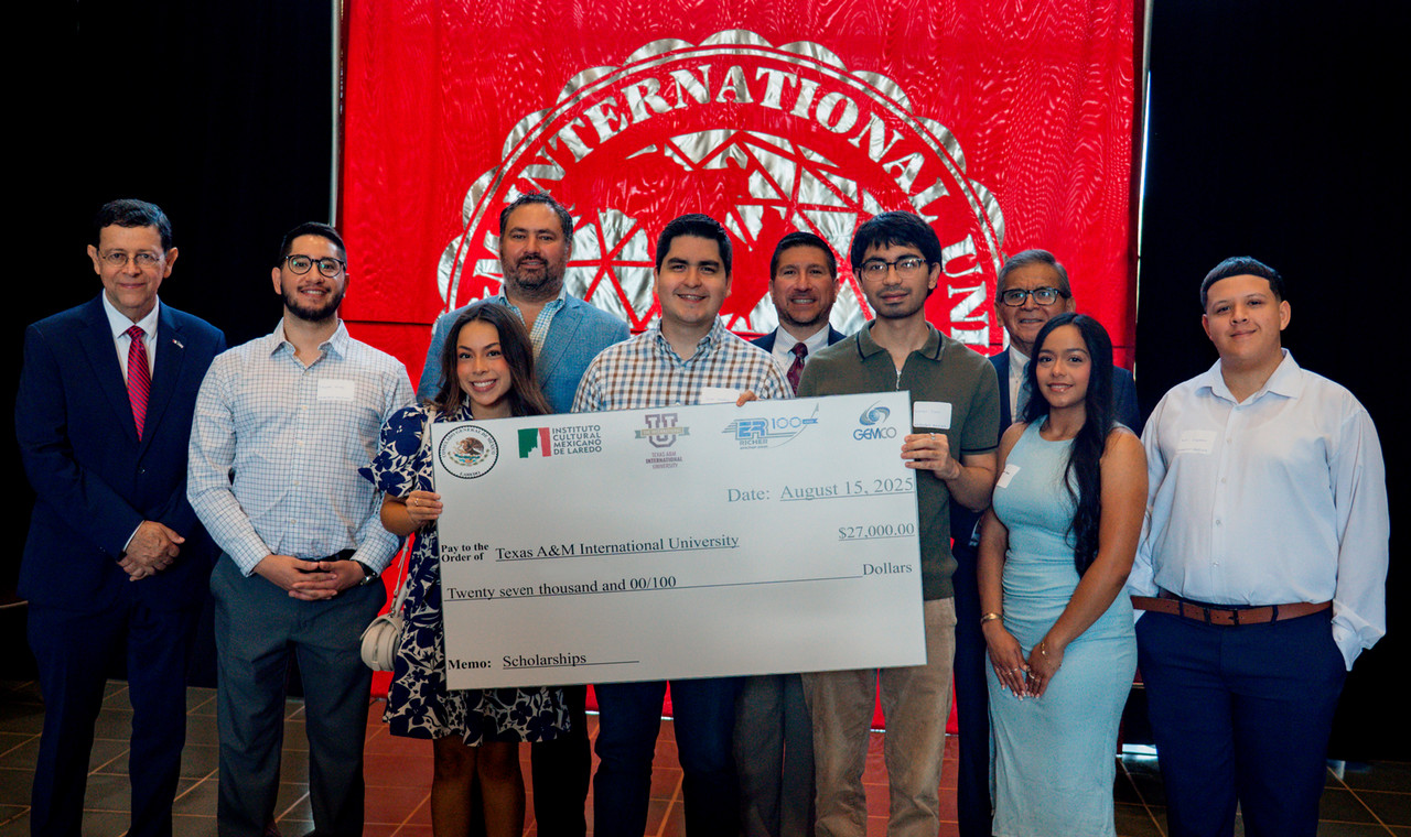 Group photo of 2025 TAMIU IMEBecas Scholarship Recipients