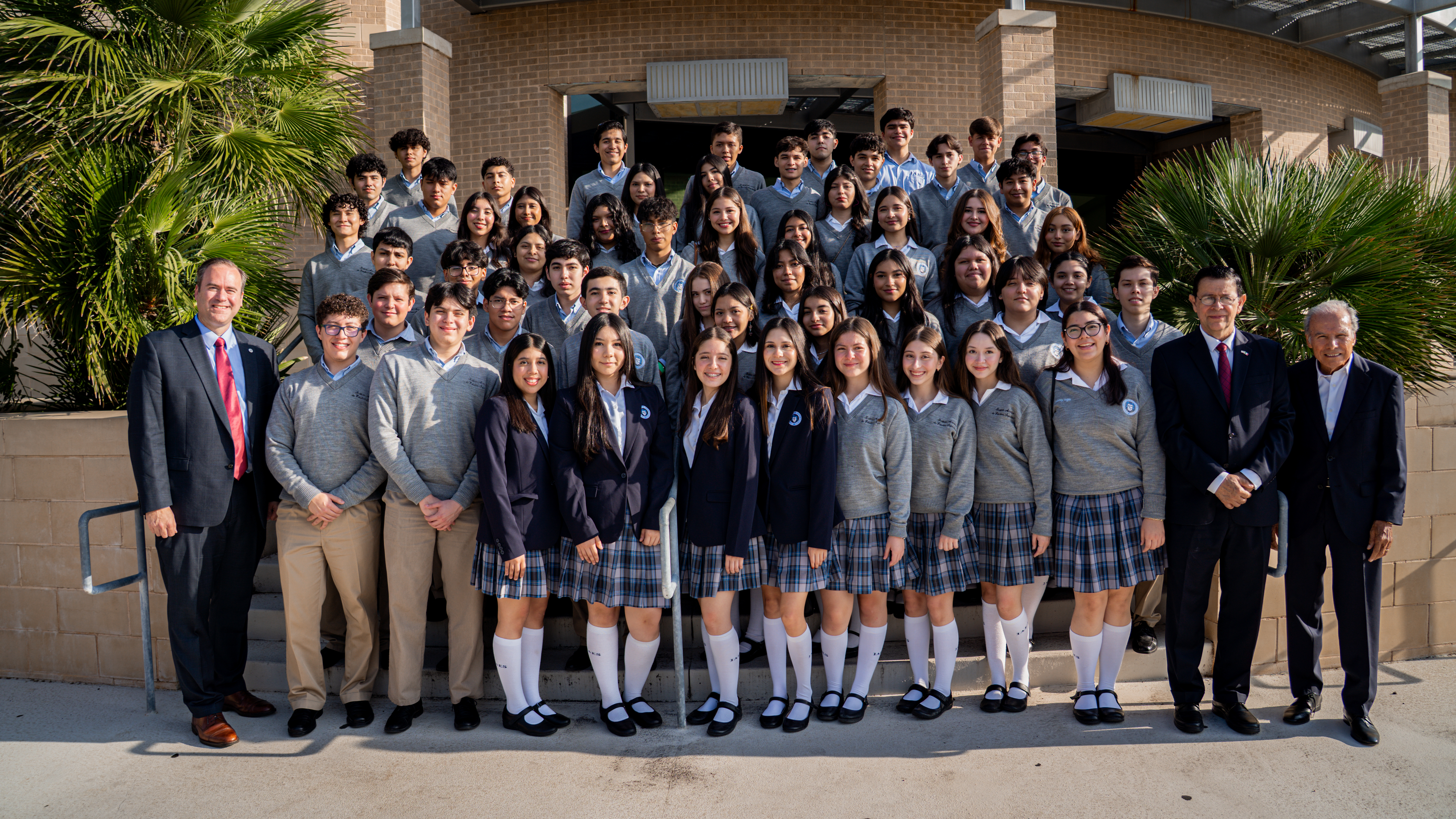 Students and administration from Instituto America stand together with TAMIU campus administration