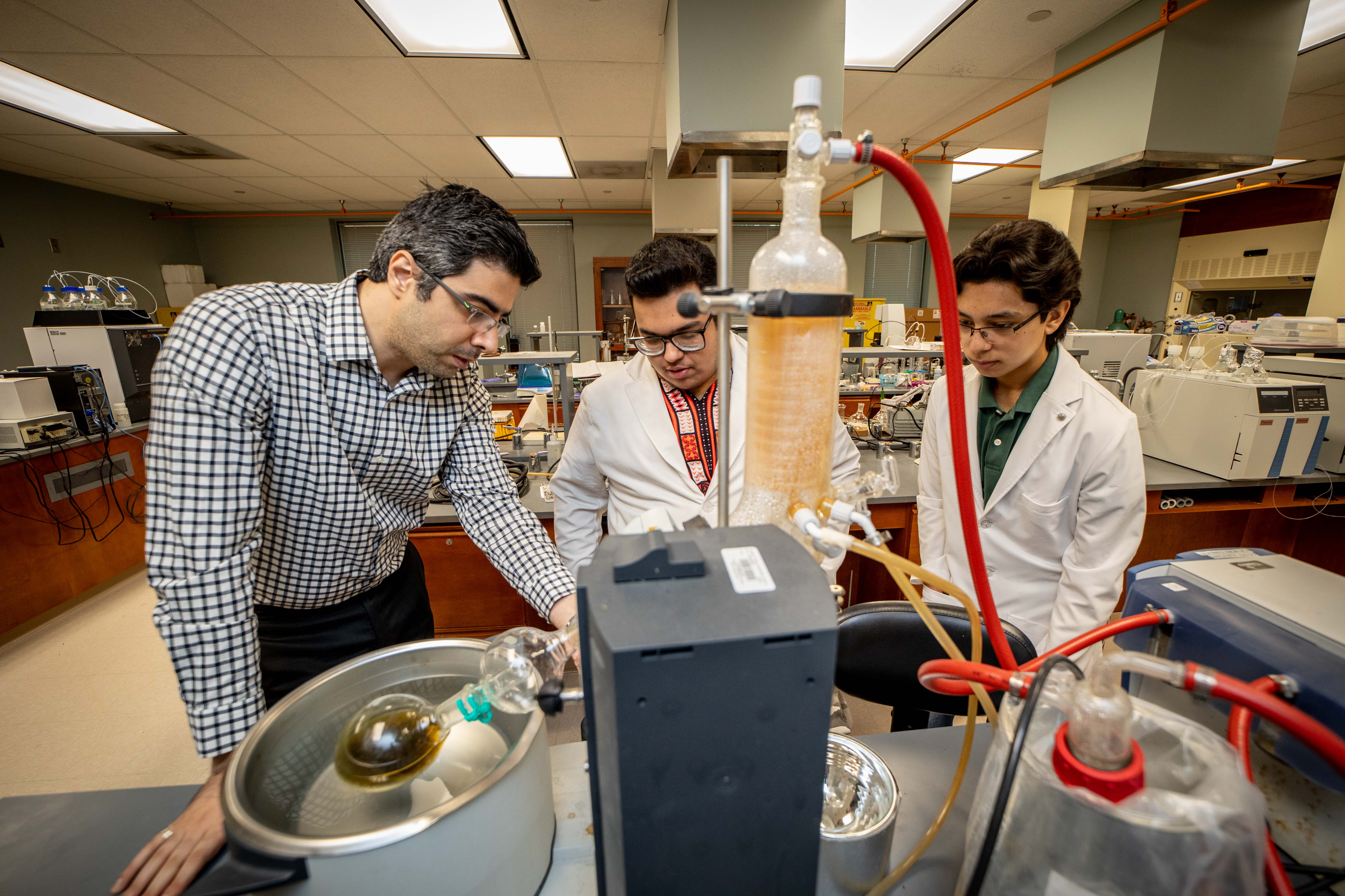 TAMIU students work in a science lab