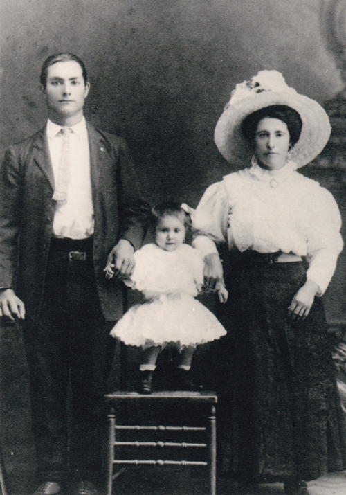 Cirilo Jiménez Giménez and Beatriz Rodríguez Hernández with daughter Rosa