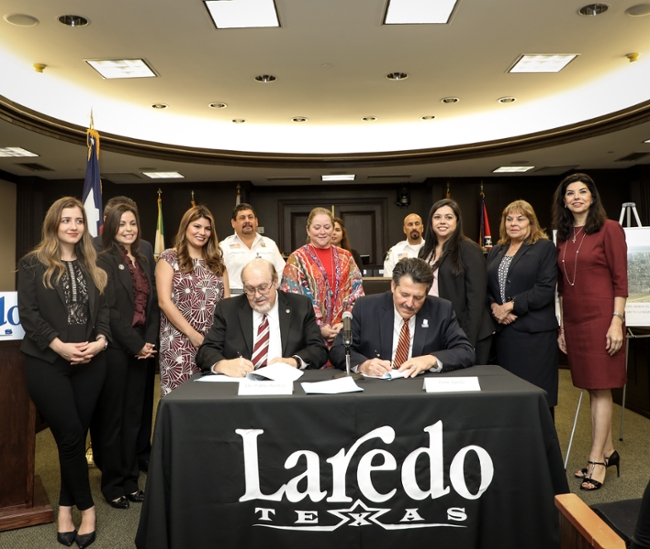 TAMIU President Dr. Pablo Arenaz joins Laredo Mayor Pete Saenz for the signing of an historic accord enabling sweeping student engagement initiatives between the City and the University, including this weekend’s The Big Event in the Colonia Guadalupe.  Joining are TAMIU students and  representatives from the University, the City of Laredo’s Community Development Department, Laredo Housing Authority, NeighborWorks Laredo, Great American Cleanup by Keep Laredo Beautiful, and others.