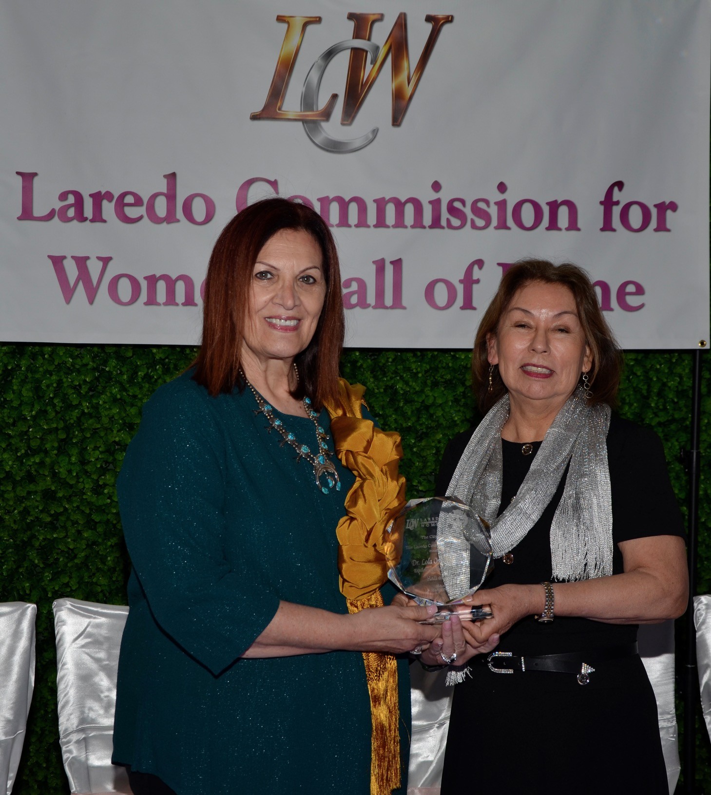 Dr. Norris accepts award