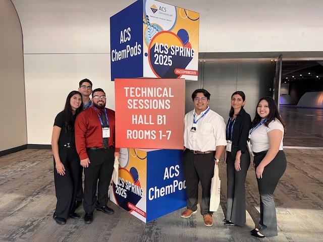 TAMIU students and faculty stand together for a quick photo at the ACS Meeting 